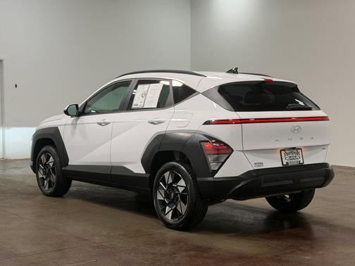 Atlas White 2025 Hyundai KONA SEL