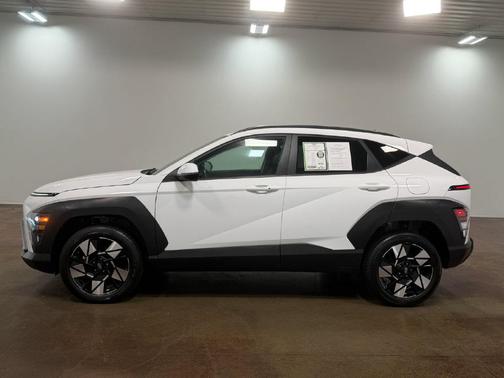 Atlas White 2025 Hyundai KONA SEL