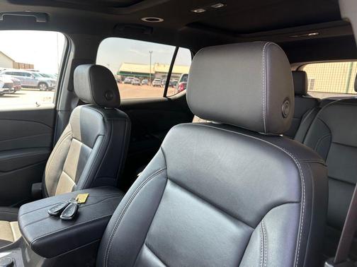 Sterling Grey Metallic 2023 Chevrolet Traverse LT Leather