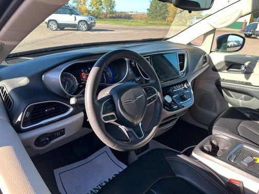 Brilliant Black Crystal Pearlcoat 2023 Chrysler Pacifica Touring L