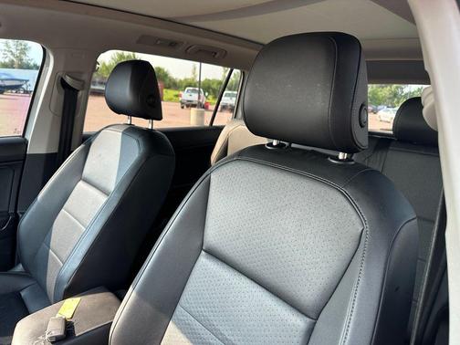 White 2018 Volkswagen Tiguan 2.0T SEL