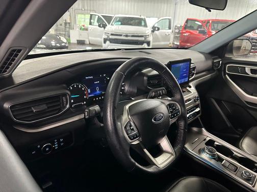 Iconic Silver Metallic 2023 Ford Explorer XLT