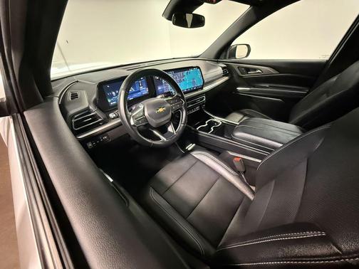 Summit White 2026 Chevrolet Traverse LT