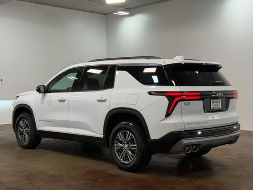 Summit White 2026 Chevrolet Traverse LT