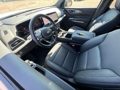 Summit White 2026 Chevrolet Traverse LT