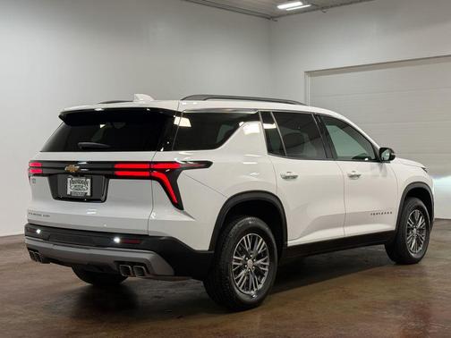 Summit White 2026 Chevrolet Traverse LT