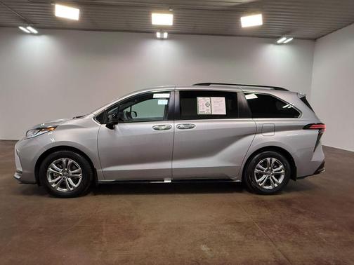 2022 Toyota Sienna XSE 7 Passenger