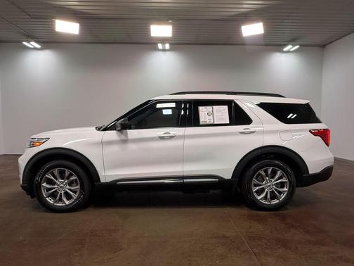 Star White Metallic Tri-Coat 2022 Ford Explorer XLT
