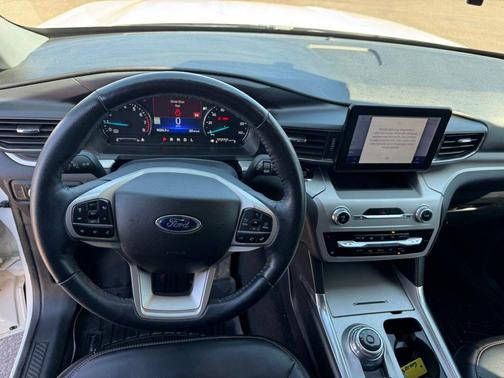 Star White Metallic Tri-Coat 2022 Ford Explorer XLT