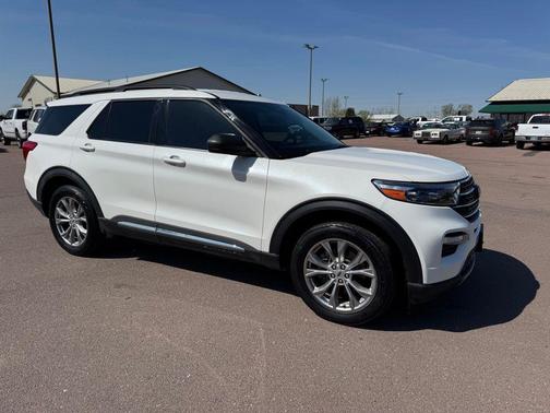 Star White Metallic Tri-Coat 2022 Ford Explorer XLT