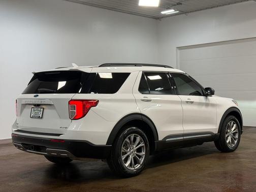 Star White Metallic Tri-Coat 2022 Ford Explorer XLT