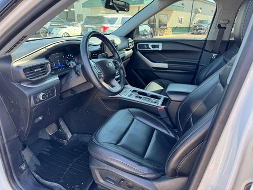 Star White Metallic Tri-Coat 2022 Ford Explorer XLT