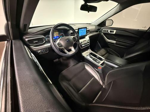 Star White Metallic Tri-Coat 2022 Ford Explorer XLT