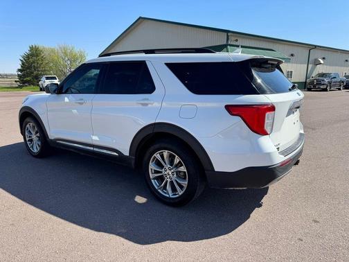 Star White Metallic Tri-Coat 2022 Ford Explorer XLT