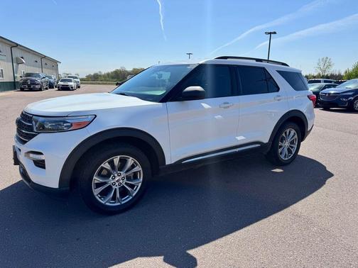 Star White Metallic Tri-Coat 2022 Ford Explorer XLT