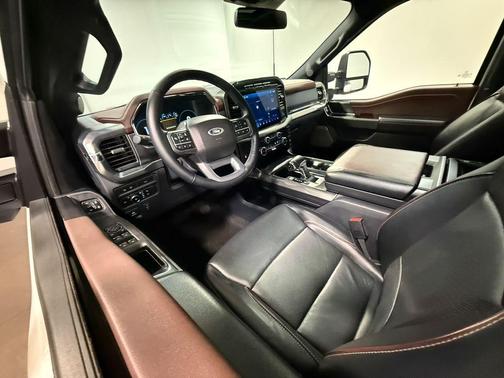 Oxford White 2023 Ford F-150 Lariat