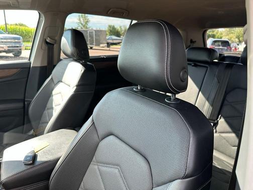 Pure White 2024 Volkswagen Atlas 2.0T SE w/Technology 4MOTION