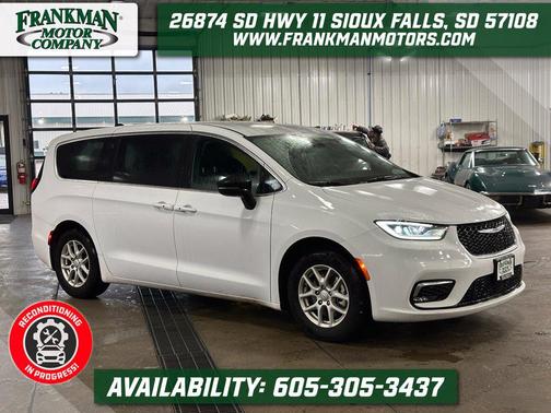 Bright White Clearcoat 2025 Chrysler Pacifica L