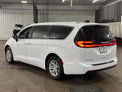 Bright White Clearcoat 2025 Chrysler Pacifica L