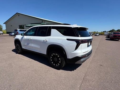 Iridescent Pearl Tricoat 2025 Chevrolet Traverse Z71