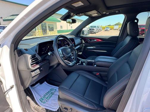 Iridescent Pearl Tricoat 2025 Chevrolet Traverse Z71