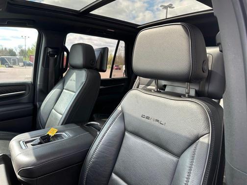 White Frost Tricoat 2021 GMC Yukon Denali