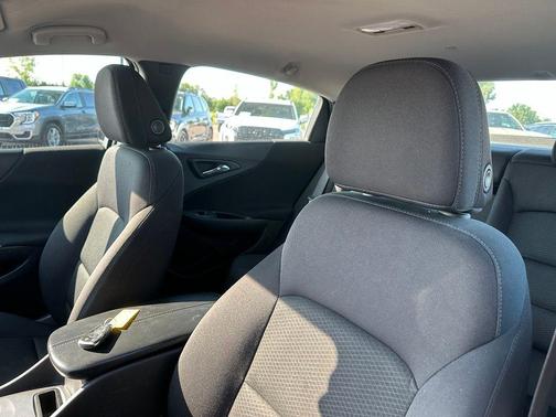 Summit White 2023 Chevrolet Malibu FWD 1LT