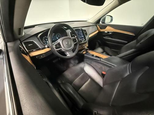 2022 Volvo XC90 T6 Momentum