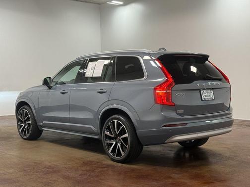 2022 Volvo XC90 T6 Momentum