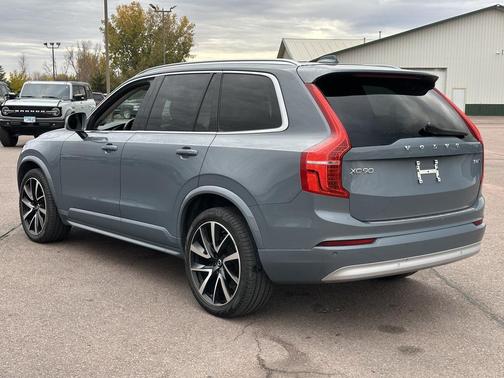 2022 Volvo XC90 T6 Momentum