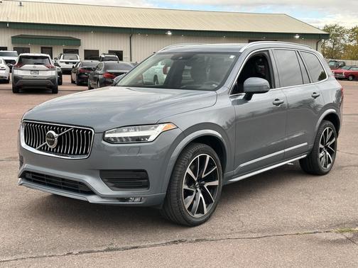 2022 Volvo XC90 T6 Momentum