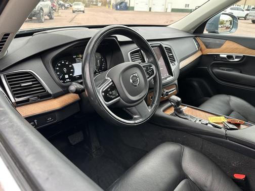 2022 Volvo XC90 T6 Momentum