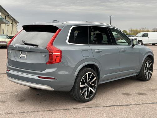 2022 Volvo XC90 T6 Momentum