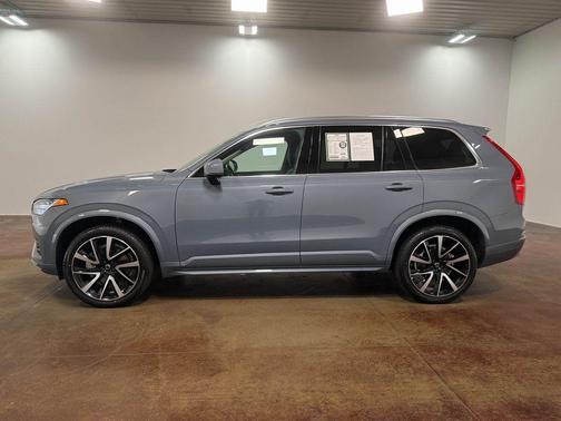 2022 Volvo XC90 T6 Momentum