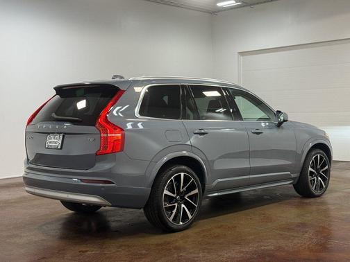 2022 Volvo XC90 T6 Momentum