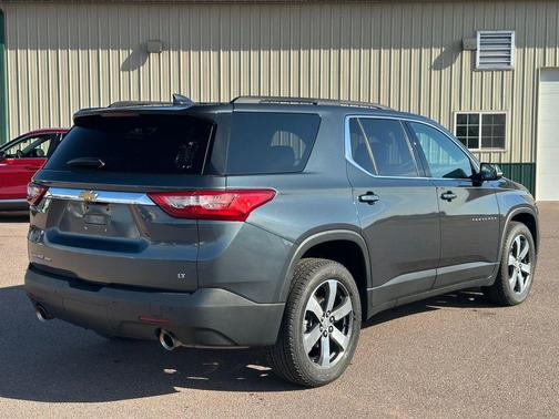 Graphite Metallic 2021 Chevrolet Traverse LT Leather
