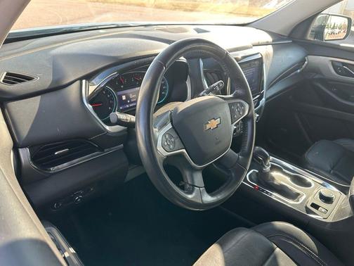 Graphite Metallic 2021 Chevrolet Traverse LT Leather