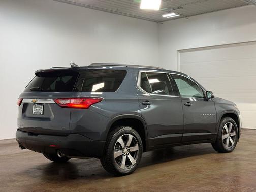 Graphite Metallic 2021 Chevrolet Traverse LT Leather