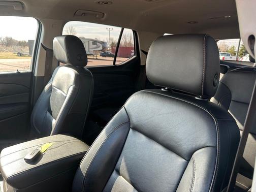 Graphite Metallic 2021 Chevrolet Traverse LT Leather
