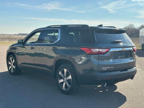 Graphite Metallic 2021 Chevrolet Traverse LT Leather