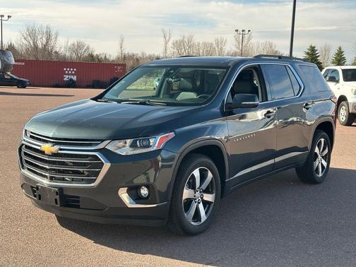 Graphite Metallic 2021 Chevrolet Traverse LT Leather