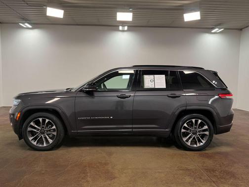 Baltic Gray Metallic Clearcoat 2024 Jeep Grand Cherokee Overland