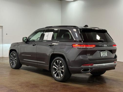 Baltic Gray Metallic Clearcoat 2024 Jeep Grand Cherokee Overland