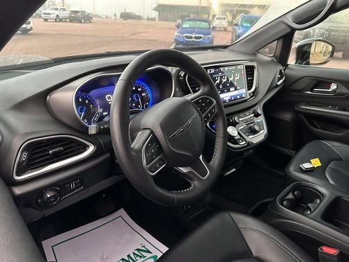 Diamond Black Crystal Pearlcoat 2025 Chrysler Pacifica L