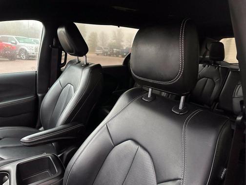Diamond Black Crystal Pearlcoat 2025 Chrysler Pacifica L