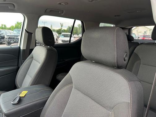 Silver Ice Metallic 2021 Chevrolet Traverse LT Cloth