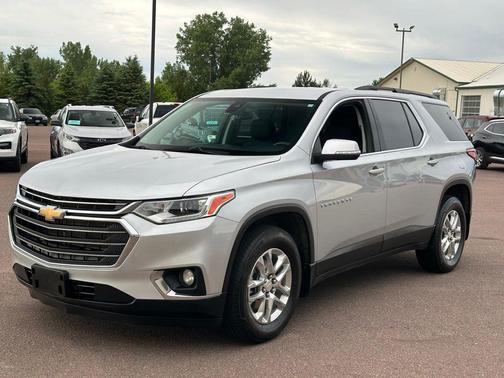 Silver Ice Metallic 2021 Chevrolet Traverse LT Cloth