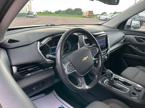 Silver Ice Metallic 2021 Chevrolet Traverse LT Cloth