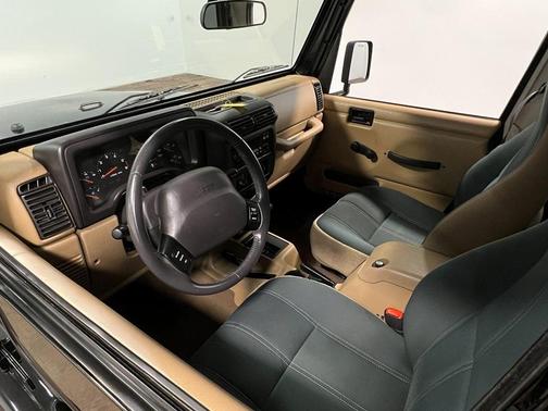 Photo 2 of 99 of 2002 Jeep Wrangler Sahara