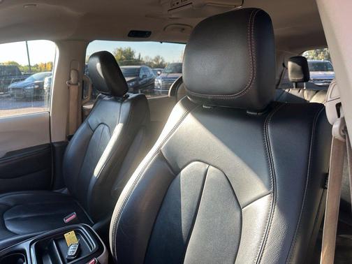 Billet Silver Metallic Clearcoat 2017 Chrysler Pacifica Touring-L